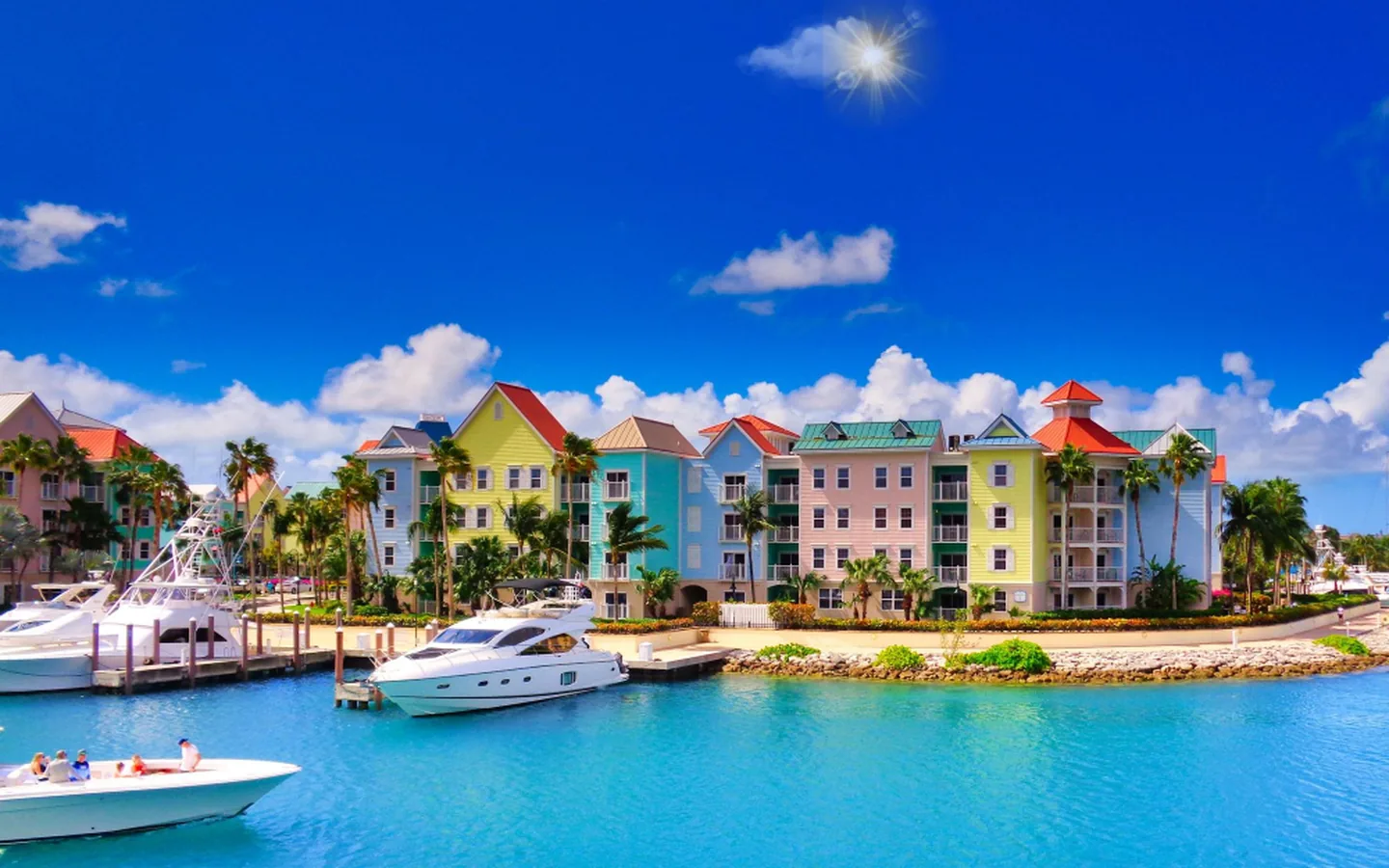 Case colorate sul porto e barche a Nassau, Bahamas